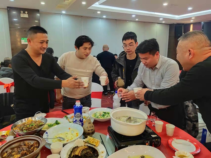 與會(huì)來賓，觥籌交錯(cuò)，一觴一詠