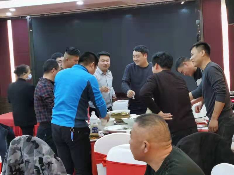 與會(huì)來賓，觥籌交錯(cuò)，一觴一詠