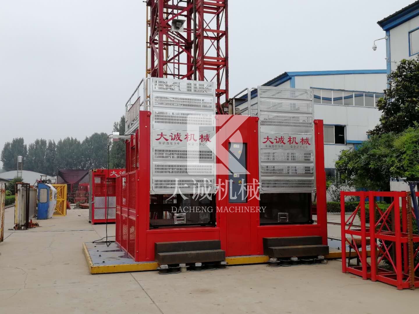 可以載人載物的建筑工地施工電梯價(jià)格多少？